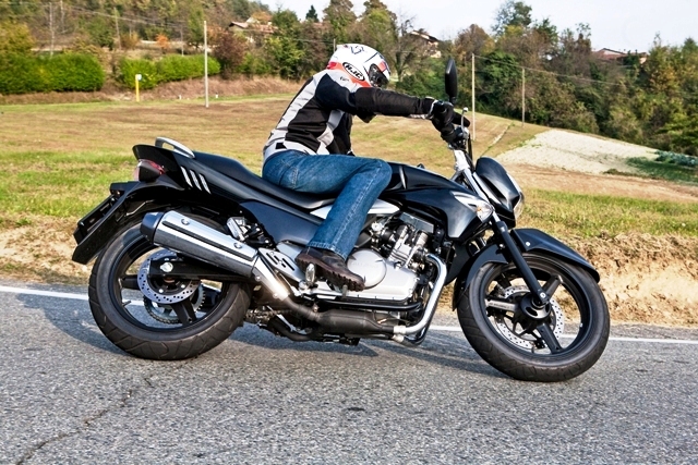 TEST 2013 Suzuki Inazuma 250 PERFORMANCEMAG.IT