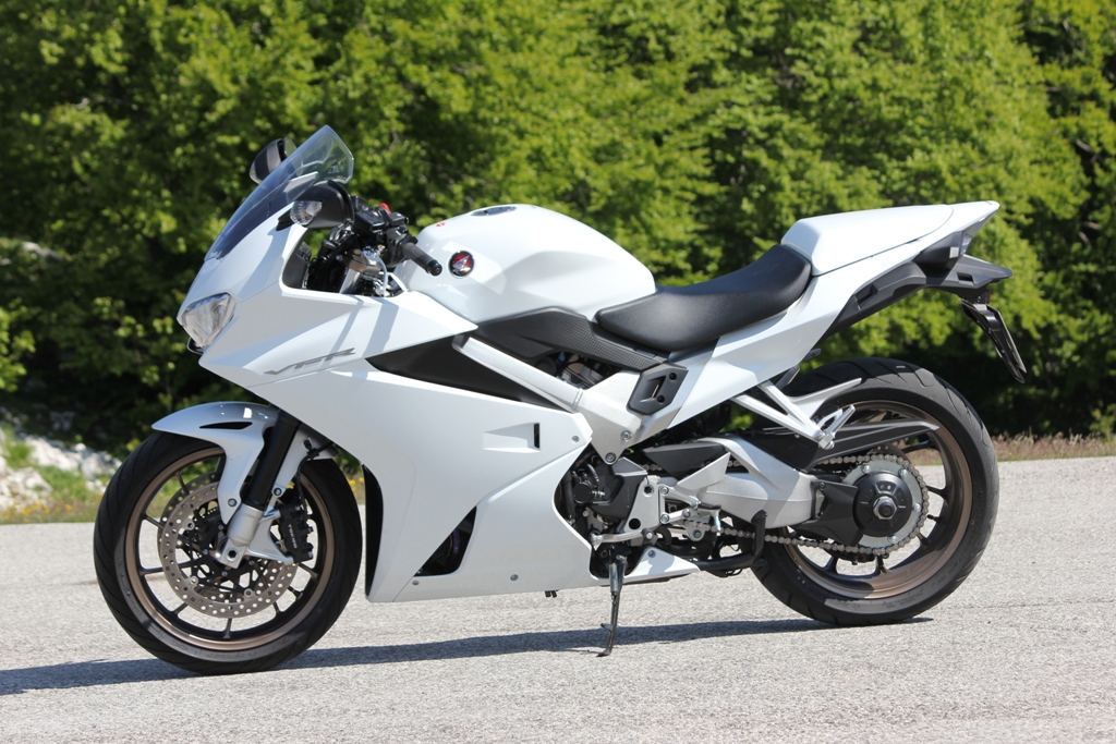 La VFR800F, linee più morbide e sportive