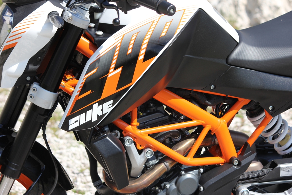 Il serbatoio  da 11 litri della KTM Duke 390