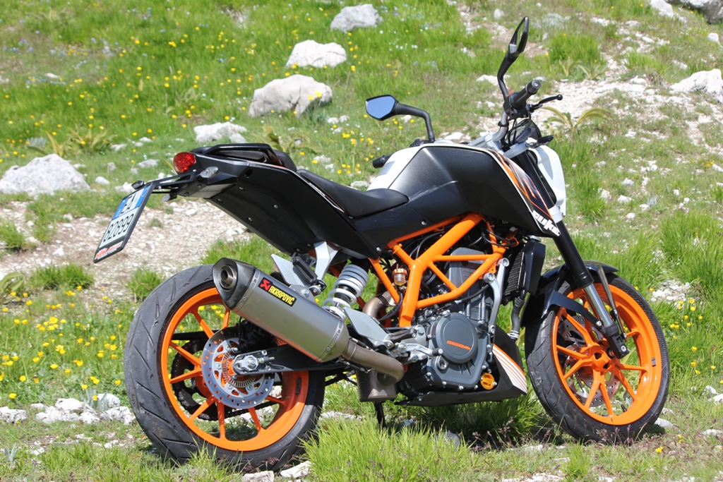 La KTM Duke 390 con lo scarico Akrapovic