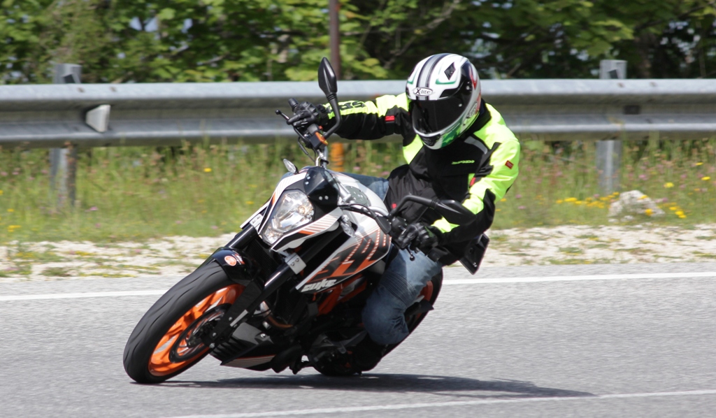 KTM 390 Duke, agilissima sullo stretto dove si sale...