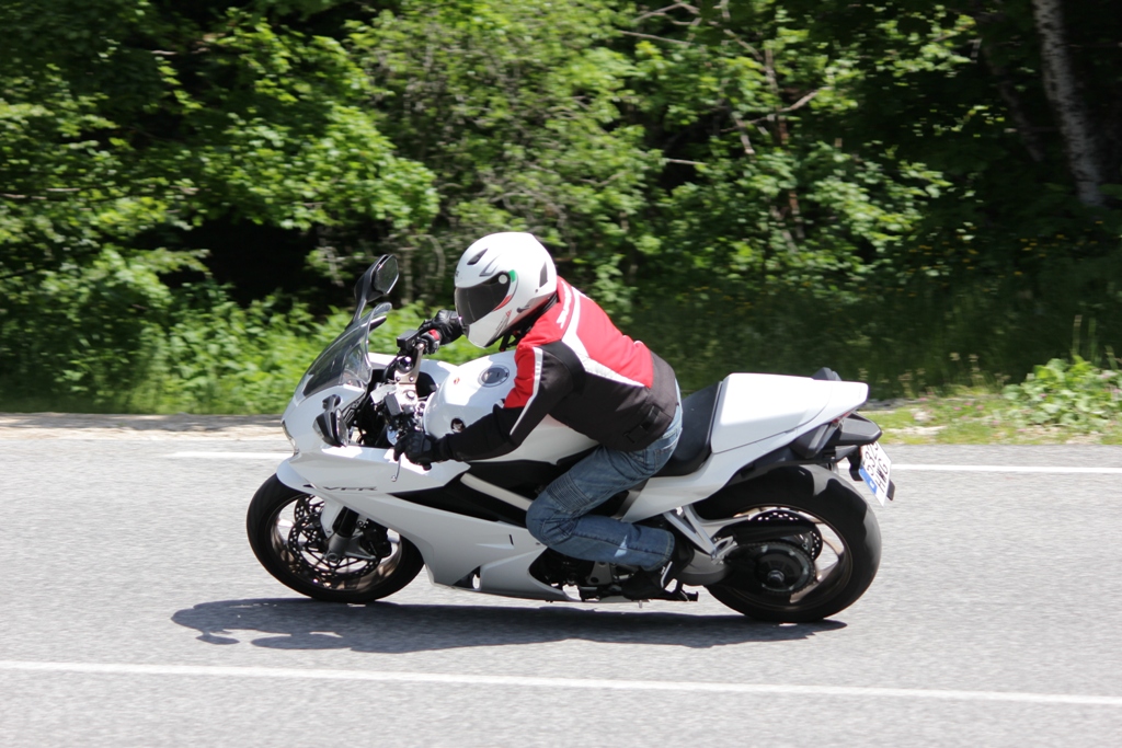 Agile e godibile la rinnovata Honda VFR800F