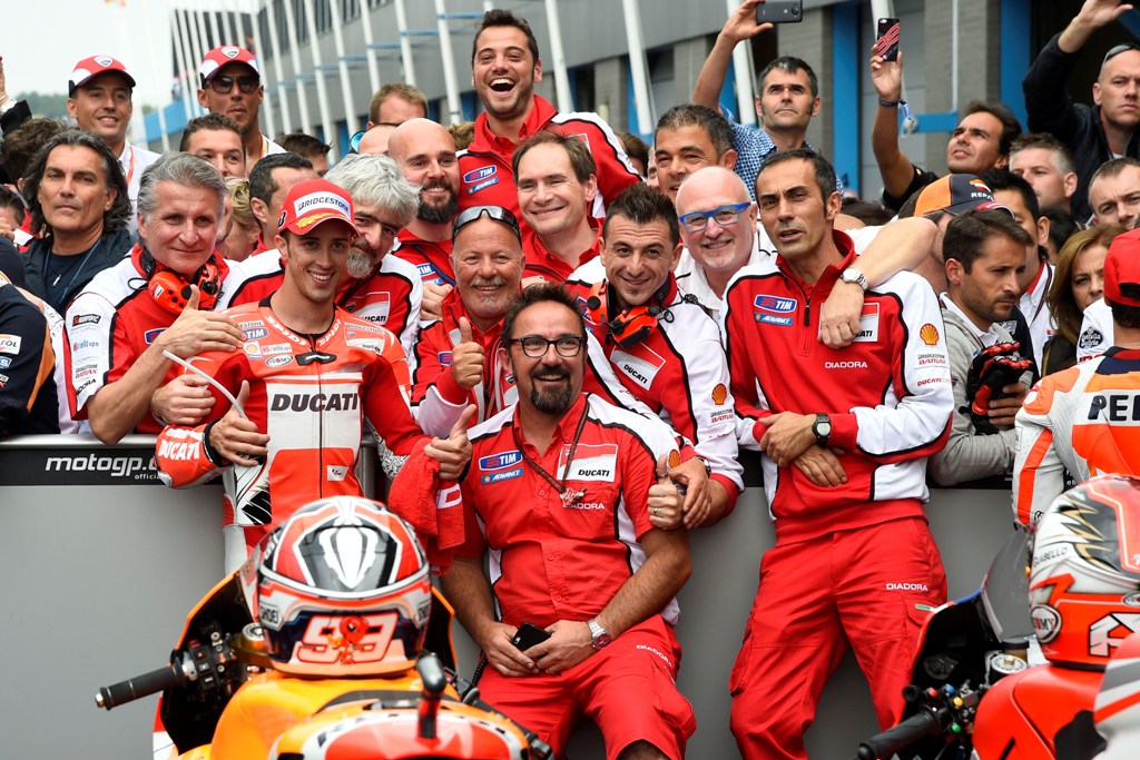 Andrea Dovizioso e la sua squadra