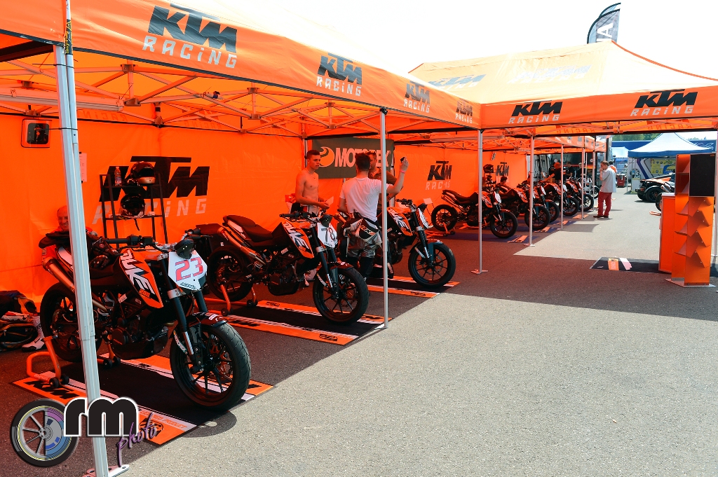 Duke 2oo Trophy, box e moto schierate