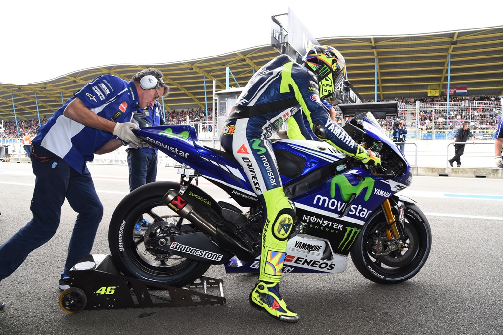 Valentino Rossi ai box, si cambia moto