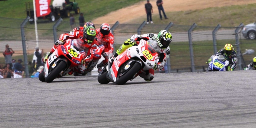 Andrea Iannone con i piloti del team factory...