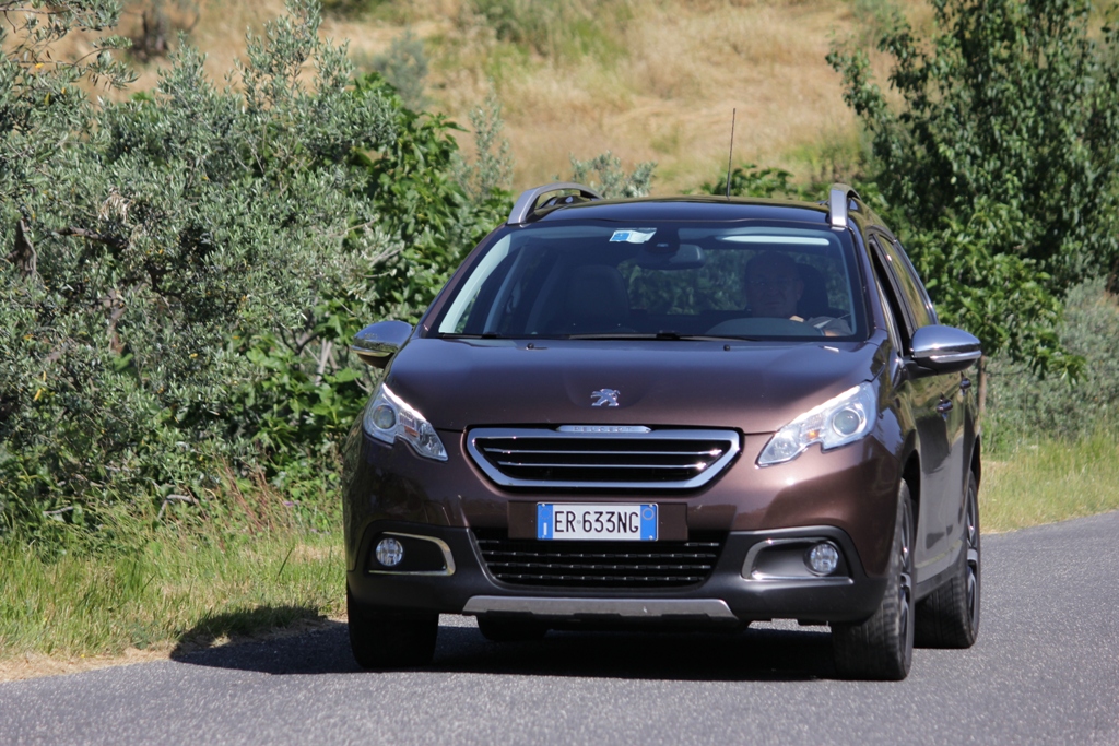 Peugeot 2008 gode di un motore elastico e pronto con tanta coppia