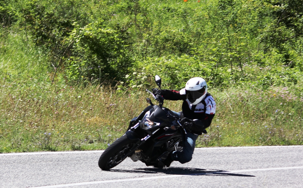 L'ottimo bilanciamento telaistico della CB650F lo si scopre su strade tortuose