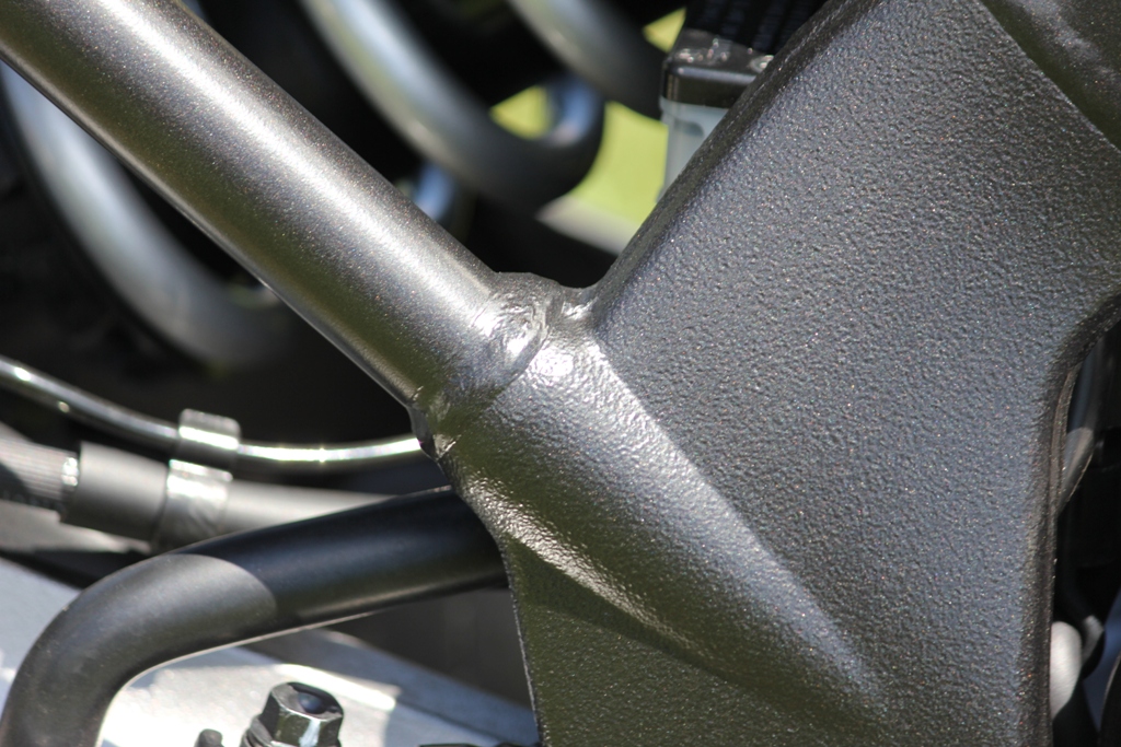 Il telaio in acciaio ad alta resistenza della naked Honda con piastre pivot in forgiato