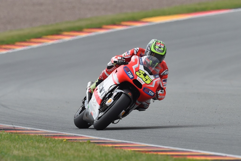 Caduta per Cal Crutchlow nelle Q1 Caduta per Cal Crutchlow nelle Q1