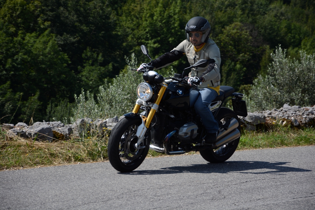 BMW nineT 2014: sempre molto bilanciata la Roadster tedesca