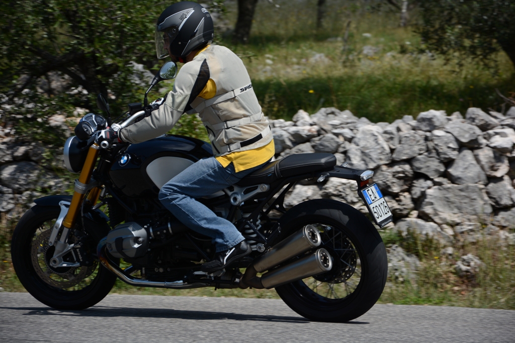 BMW nineT 2014: la Roadster tedesca ha una posizione di guida naturale