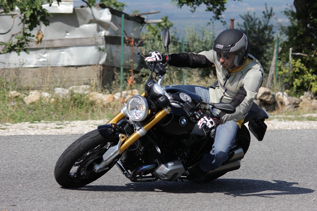 BMW nineT 2014: l'angolo di piega è accentuato dalla natura ciclistica della nineT