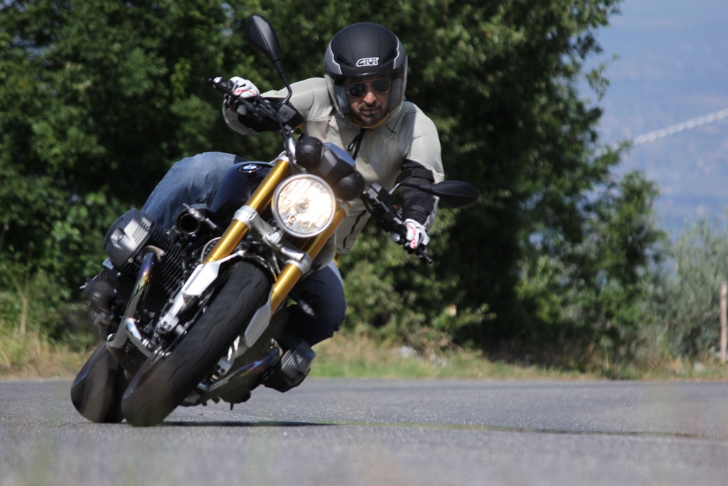 BMW nineT: agilissima sul misto stretto la nineT diverte grazie anche al feeling con l'anteriore