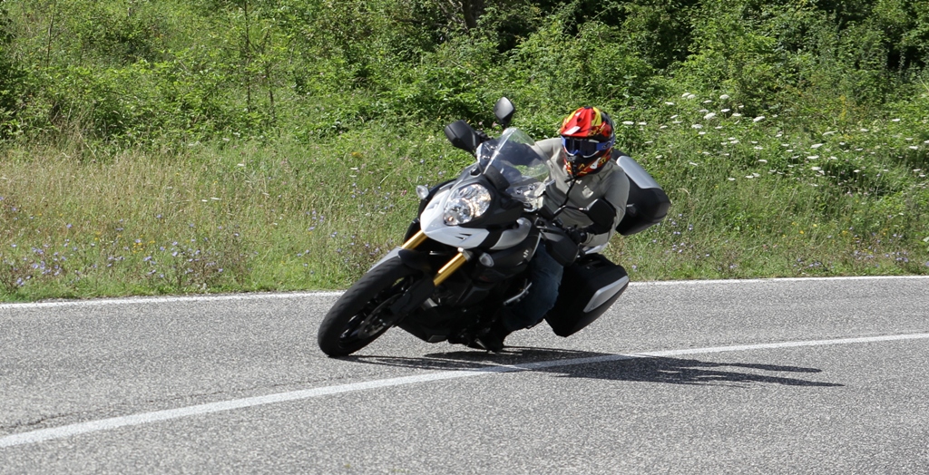 La Suzuki V-Strom 1000 è godibilissima su strada, quando c'è da guidare