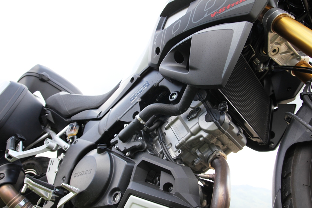 Il progetto V-Strom 1000 ABS vanta un motore rivisto in molti componenti