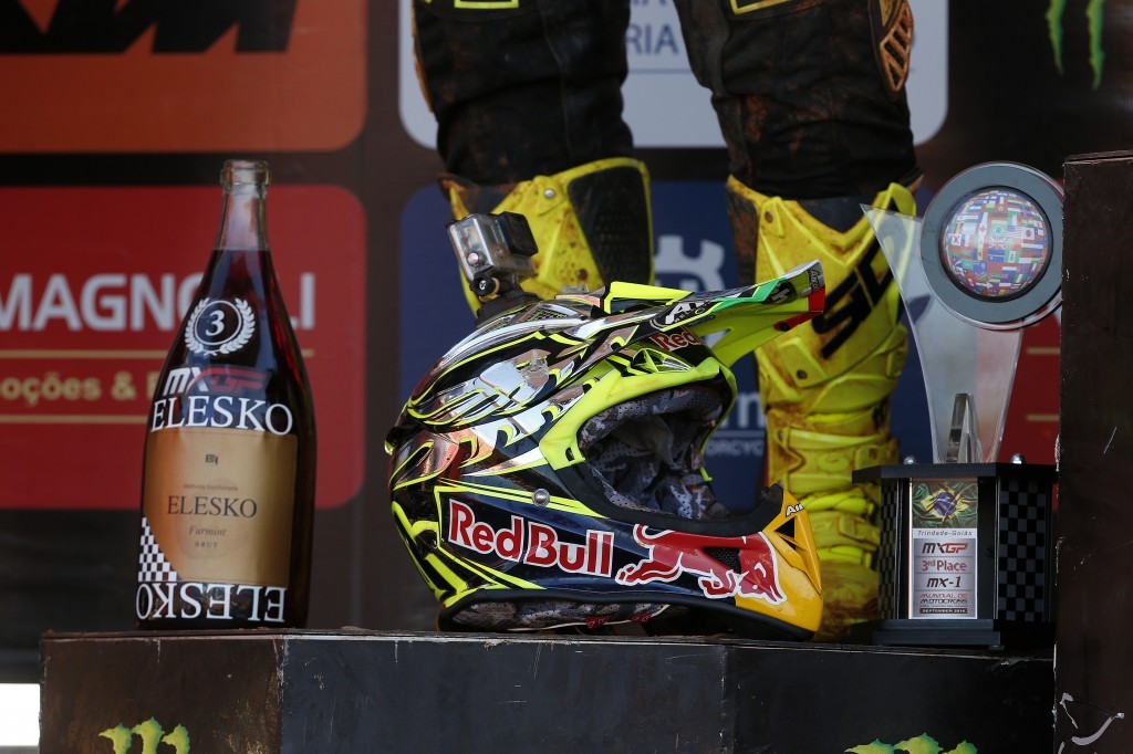 MX 2014: il casco di Tony Cairoli dopo gara ed il podio