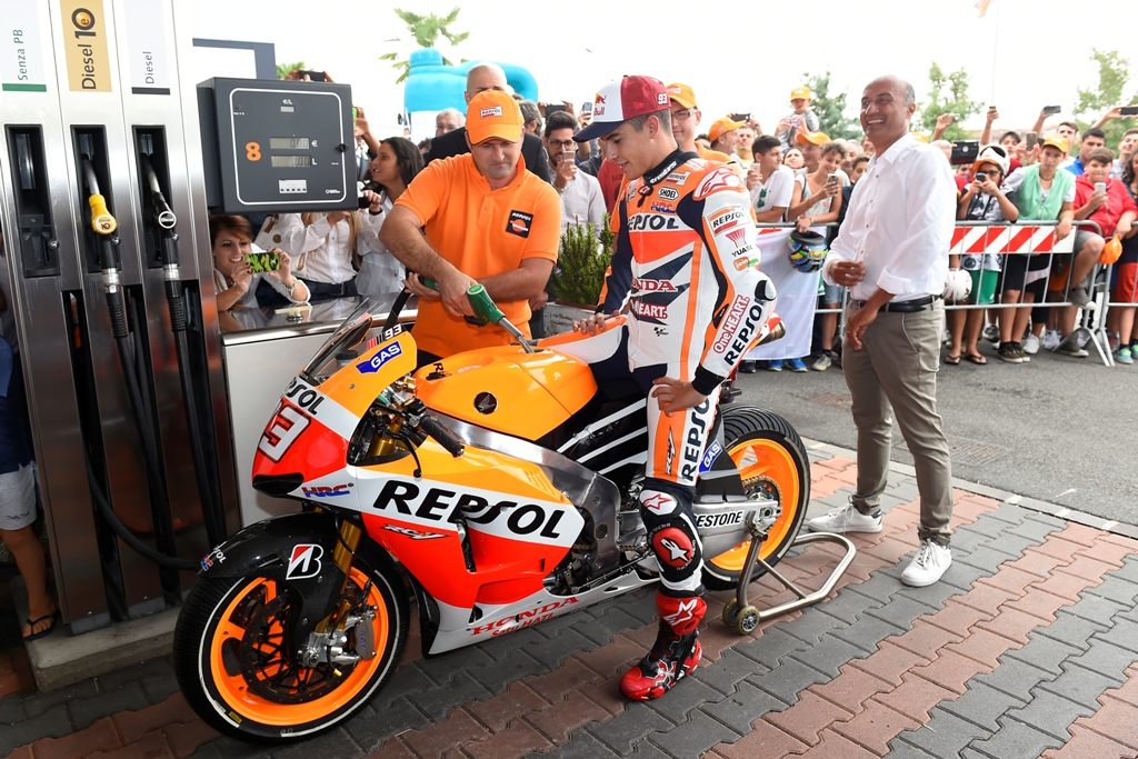 MotoGP. Marquez inaugura la stazione di servizio Repsol a Corpolo