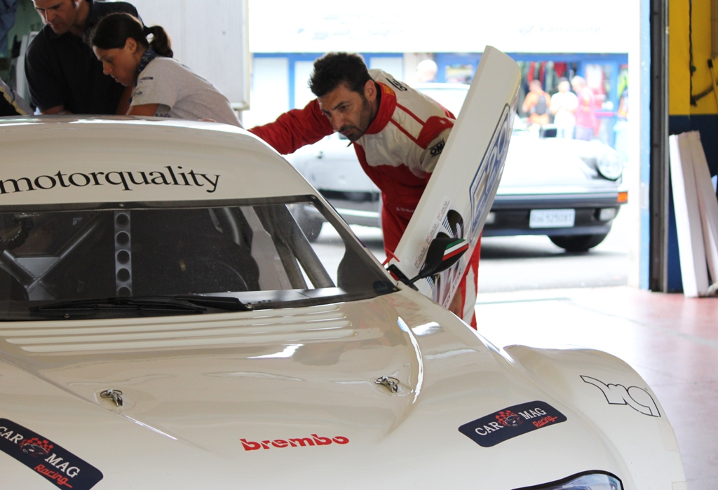 Mitjet 2014: prima del test in pista "studio" la vettura al box Carmag Racing