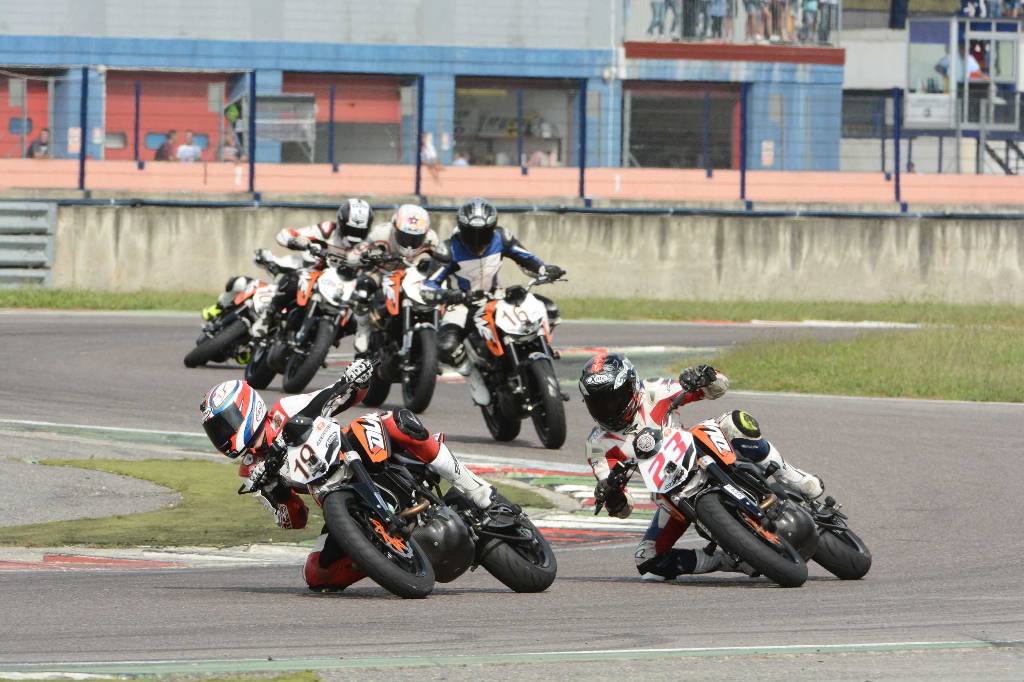 Duke 200 Trophy KTM: bagarre dei primi giri Round 4 Franciacorta