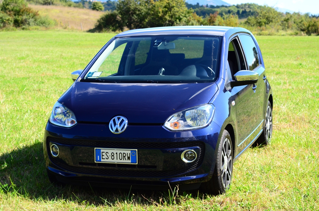 VW Up! frontale che richiama la linea di ultima generazione Volkswagen