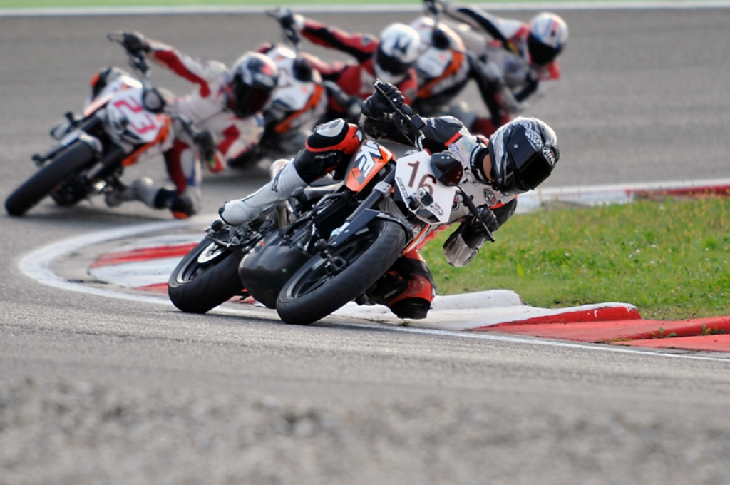 KTM Duke 200 Trophy 2014: bagarre inzio gara a Varano