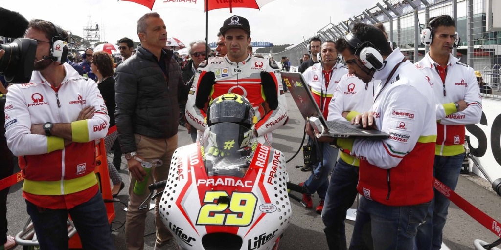 MotoGP 2014, Australia: Andrea Iannone caduto dopo il contatto con Pedrosa