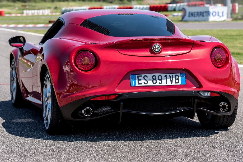 Alfa Romeo 4C, la zona posteriore, si nota lo scivolo inferiore