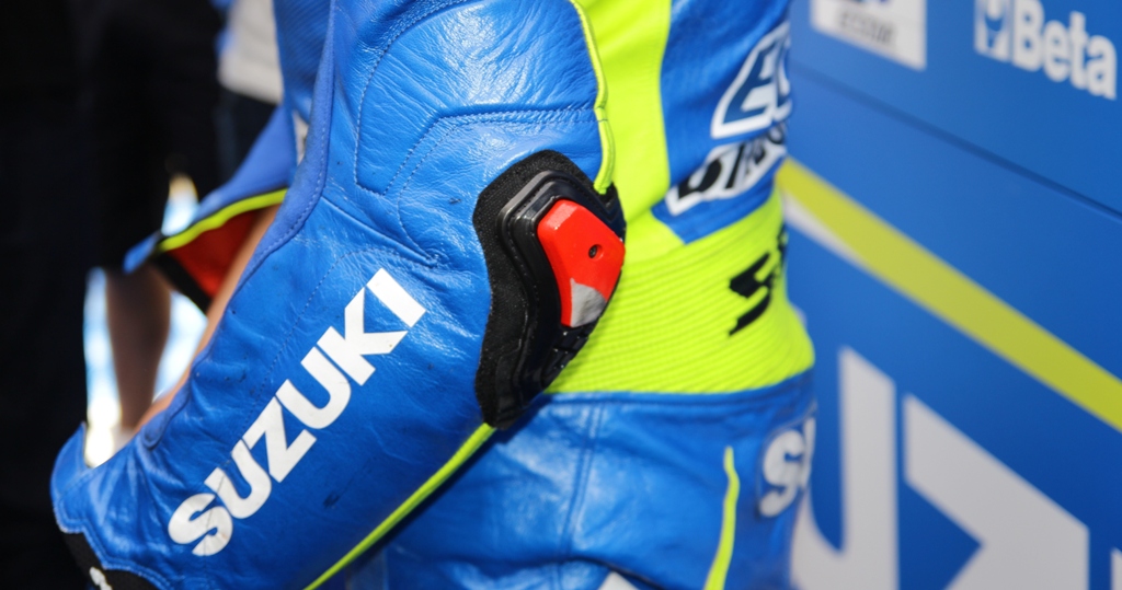 MotoGP 2015, la saponetta sul braccio di Espargaro...