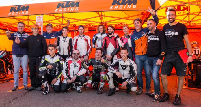 Foto di gruppo Trofeo RC390 KTM