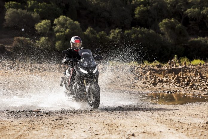 X-ADV, sospensioni a lunga escursione...