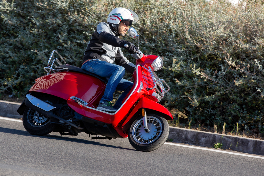 performancemag.it-gocycle-Vs-Lambretta