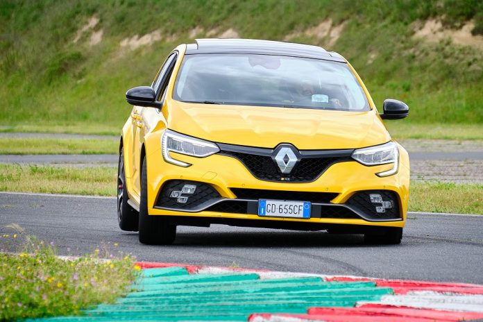 Renault-Megane-R.S.-Trophy-2021-performancemag.it-2021