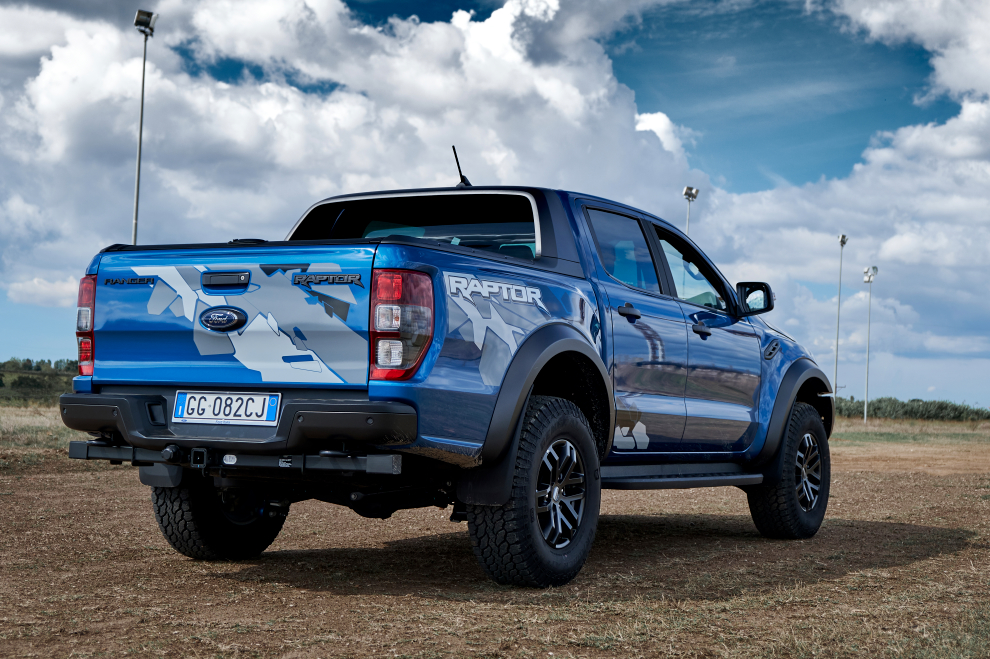 Un confronto adrenalinico tra Ford Raptor ed il kart cross Yacar Cross 600. Due oggetti da prendere con le molle che regalano emozioni no-compromise