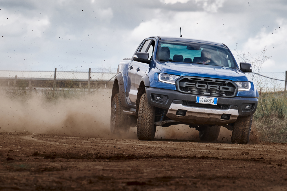 Ford-Raptor-Vs-Yacar-Cross-2021-performancemag.it-2021