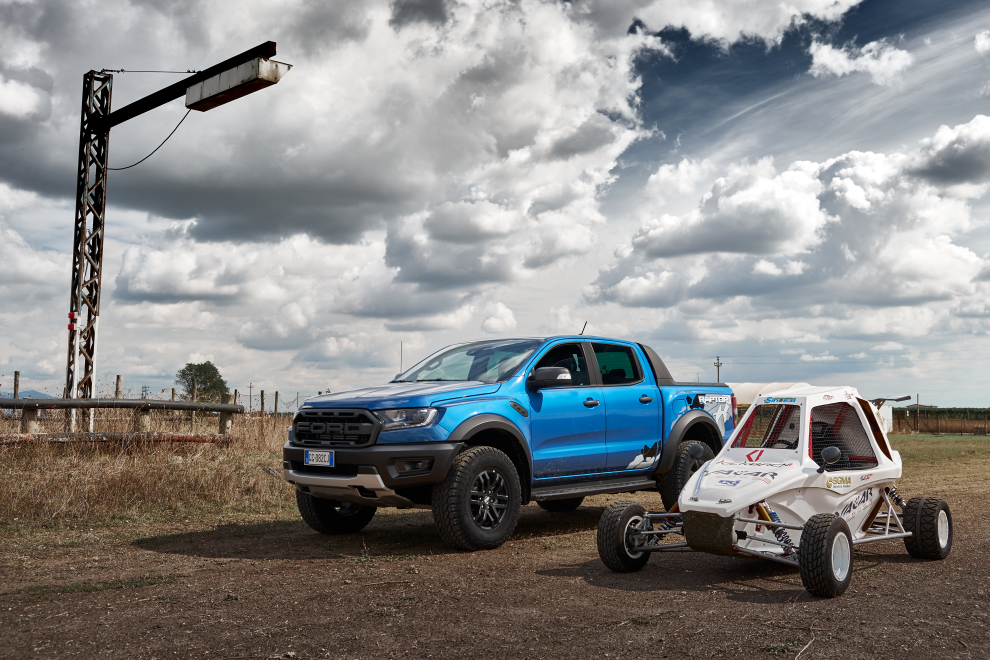 Un confronto adrenalinico tra Ford Raptor ed il kart cross Yacar Cross 600. Due oggetti da prendere con le molle che regalano emozioni no-compromise