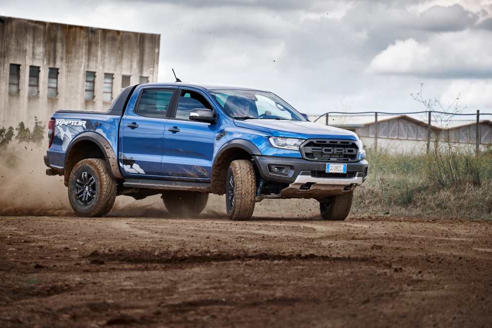 Ford-Raptor-Vs-Yacar-Cross-2021-performancemag.it-2021