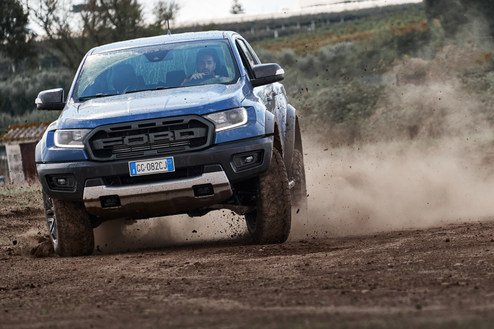 Ford-Raptor-Vs-Yacar-Cross-2021-performancemag.it-2021