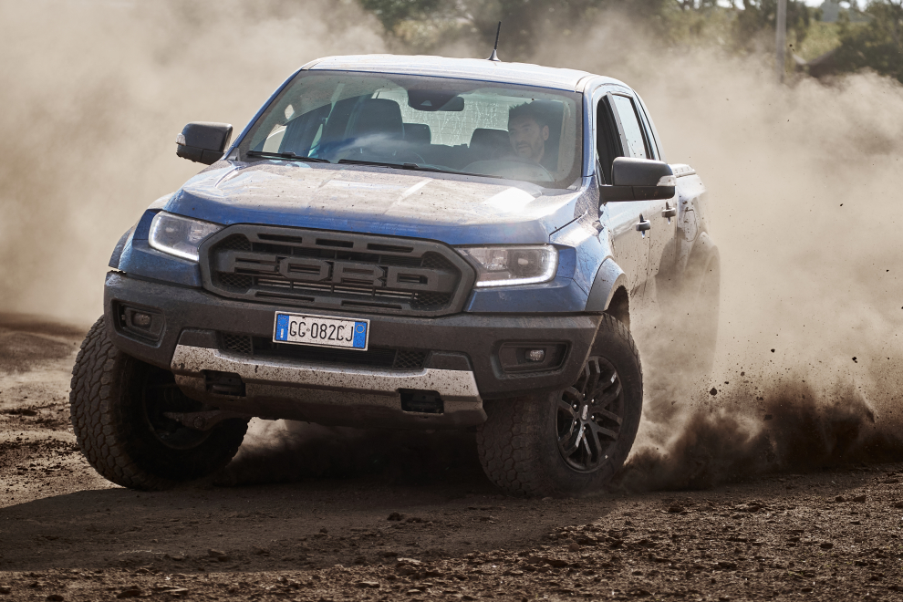 Un confronto adrenalinico tra Ford Raptor ed il kart cross Yacar Cross 600. Due oggetti da prendere con le molle che regalano emozioni no-compromise