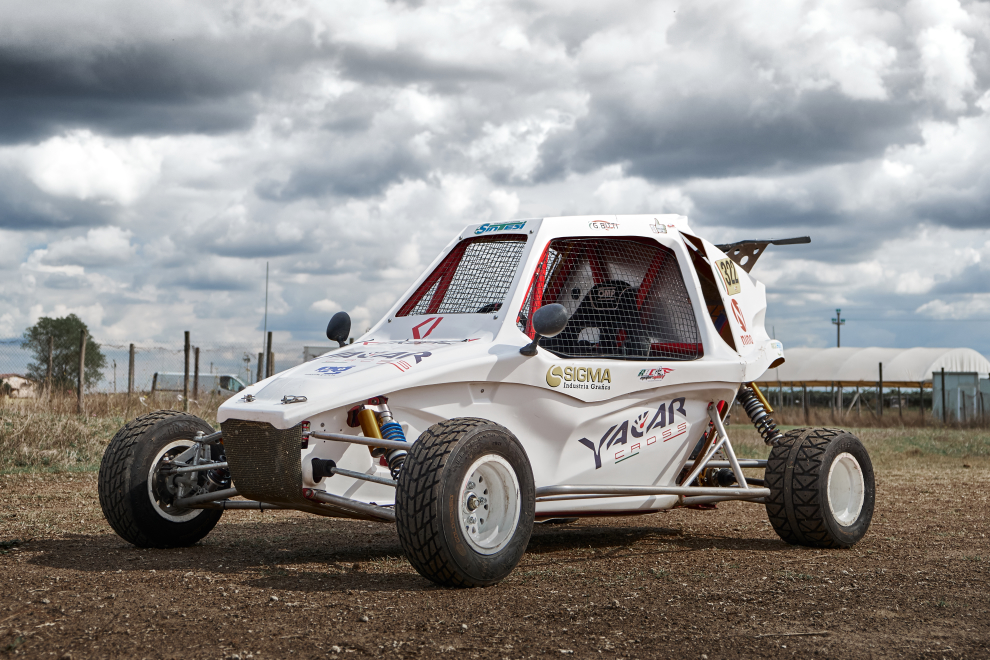 Un confronto adrenalinico tra Ford Raptor ed il kart cross Yacar Cross 600. Due oggetti da prendere con le molle che regalano emozioni no-compromise