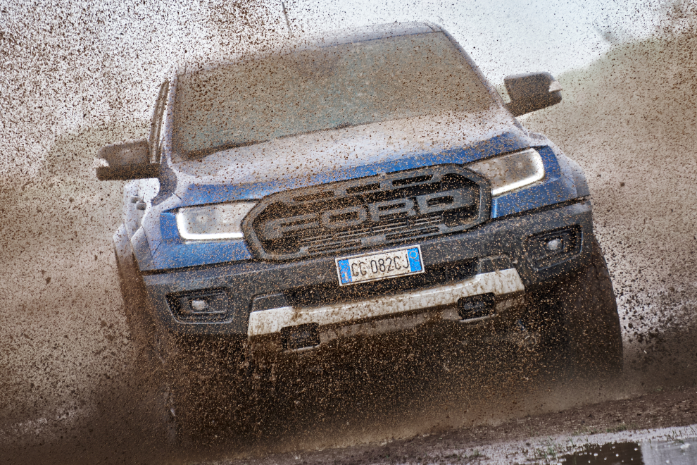 Un confronto adrenalinico tra Ford Raptor ed il kart cross Yacar Cross 600. Due oggetti da prendere con le molle che regalano emozioni no-compromise