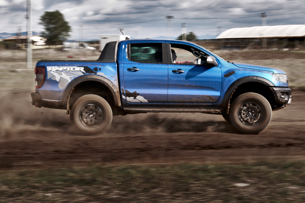 Ford-Raptor-Vs-Yacar-Cross-2021-performancemag.it-2021