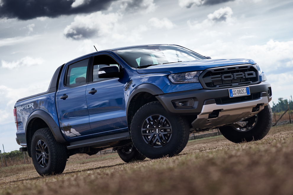 Un confronto adrenalinico tra Ford Raptor ed il kart cross Yacar Cross 600. Due oggetti da prendere con le molle che regalano emozioni no-compromise