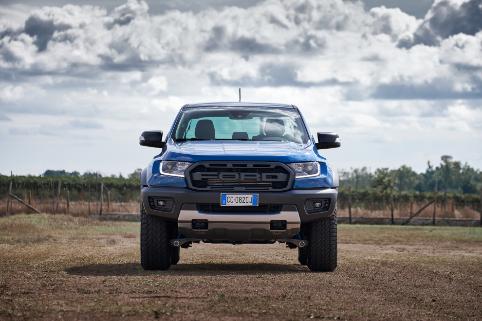 Un confronto adrenalinico tra Ford Raptor ed il kart cross Yacar Cross 600. Due oggetti da prendere con le molle che regalano emozioni no-compromise