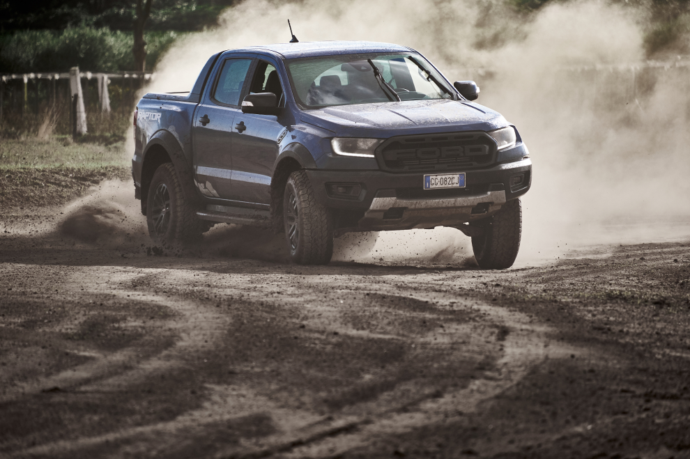 Ford-Raptor-Vs-Yacar-Cross-2021-performancemag.it-2021