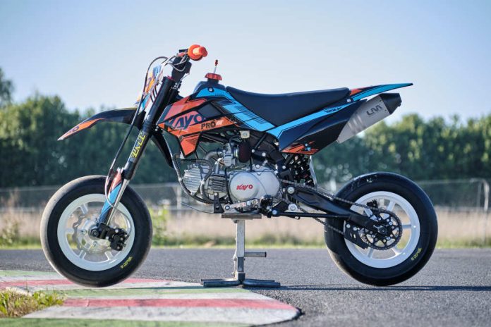 Paolo Arioni racconta la Kayo Moto TD 160, la motard economica ed ottima base di partenza. Telaio B2, motore YX160 e scarico LM per renderla cattiva e grintosa