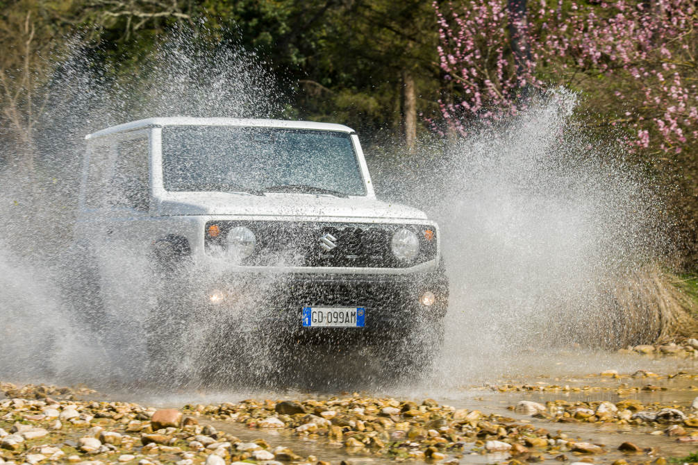 Test estremo con Suzuki Jimny PRO, fuoristrada inarrestabile, e capace di sorprendere. Questo allestimento rispecchia anche le esigenze di chi lavora nel green