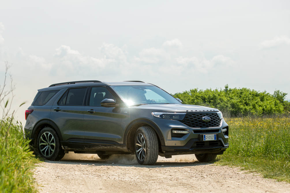 performancemag.it-2022-Ford-Explorer-plug-in-hybrid-in-sabina