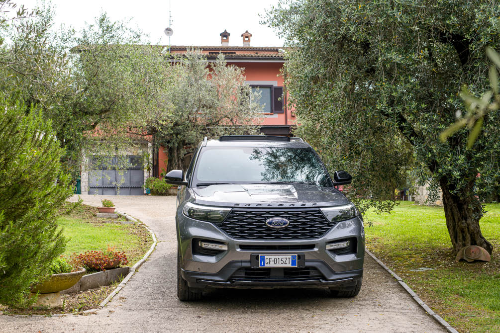 performancemag.it-2022-Ford-Explorer-plug-in-hybrid-in-sabina