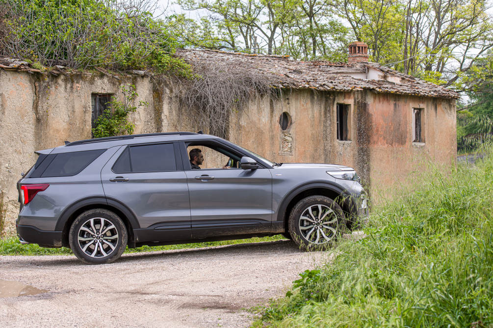 performancemag.it-2022-Ford-Explorer-plug-in-hybrid-in-sabina